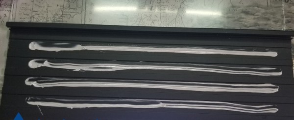 Trét keo 5202 lên các vị trí thanh LED