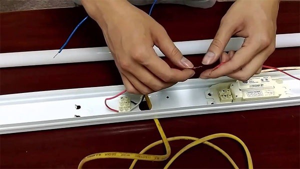 Cách sửa bóng đèn LED 1m2